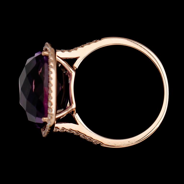 RING, 18 k roséguld, briljantslipade diamanter tot ca 0.34 ct och kuddslipad ametist 13.78 ct.
