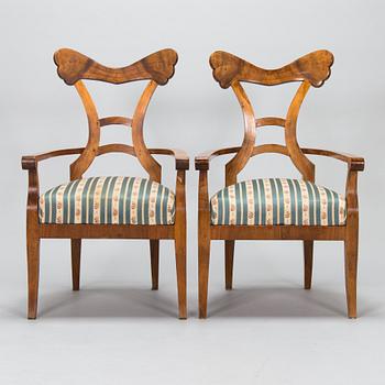 Karmstolar, biedermeier, ett par, 1820-1850.