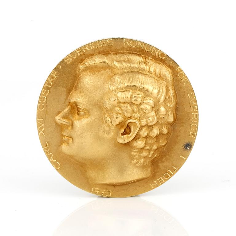 MEDALJ, 18 k guld Carl XVI Gustav, 1973. Vikt ca 70 g.