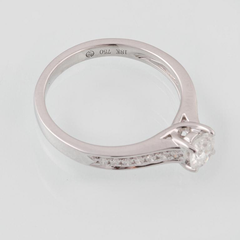 RING, 18K vitguld med briljantslipad diamant ca 0.42 ct. Vikt 3,5 gram.