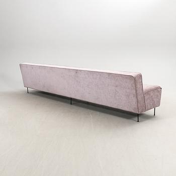 An 2021 sofa Modern Line' by Greta Magnusson Grossman, produced by Gubi.