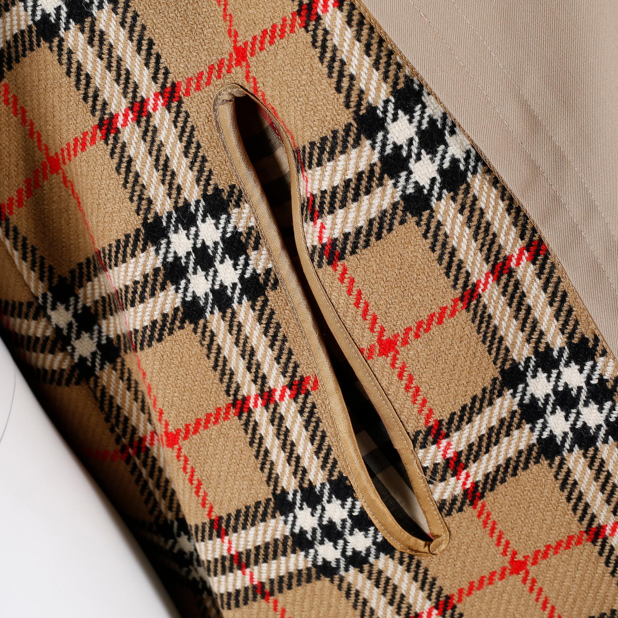 BURBERRY, trenchcoat.