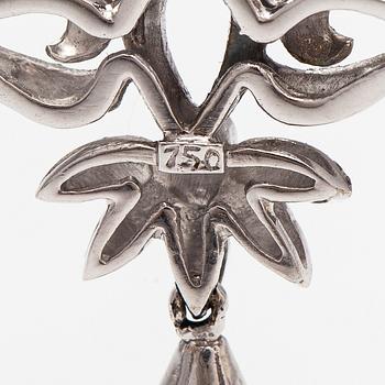 An 18K white gold necklace with cultured pearls and diamonds ca. 0.04 ct in total. Finnis import marks 1963.