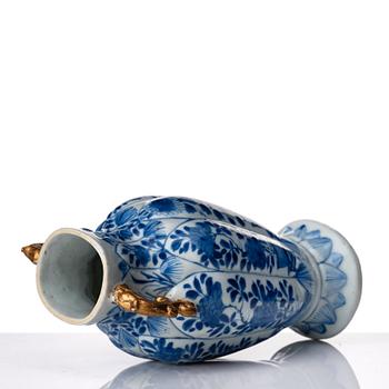 Vas, tallrik och assiette, porslin. Qingdynastin, 1700-tal.