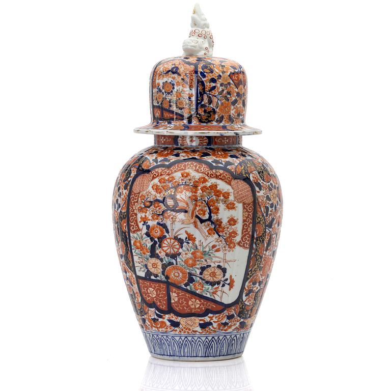 Lidded urn, Japan, 19th/20th century.