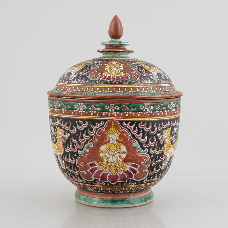A Benjarong porcelain bowl with cover, Thailand, 19th century.