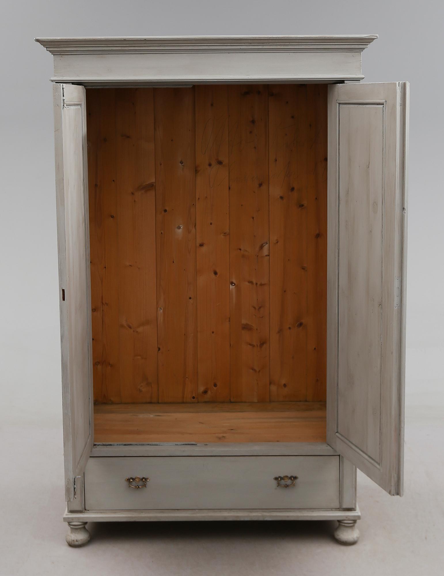 KLÄDSKÅP, omkring år 1900.