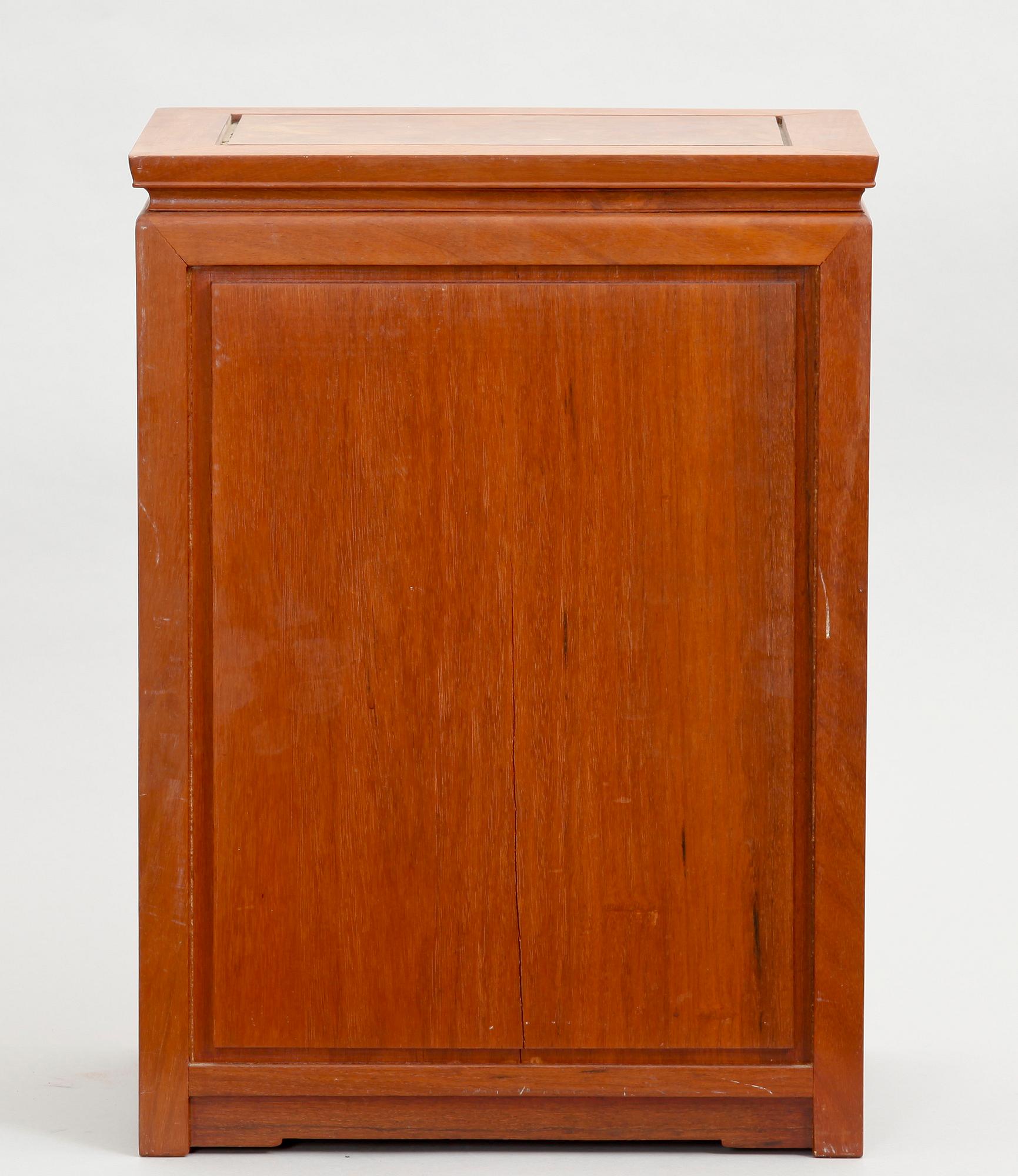 MINIATYRSKÅP, orientaliskt, 1900-talets slut.