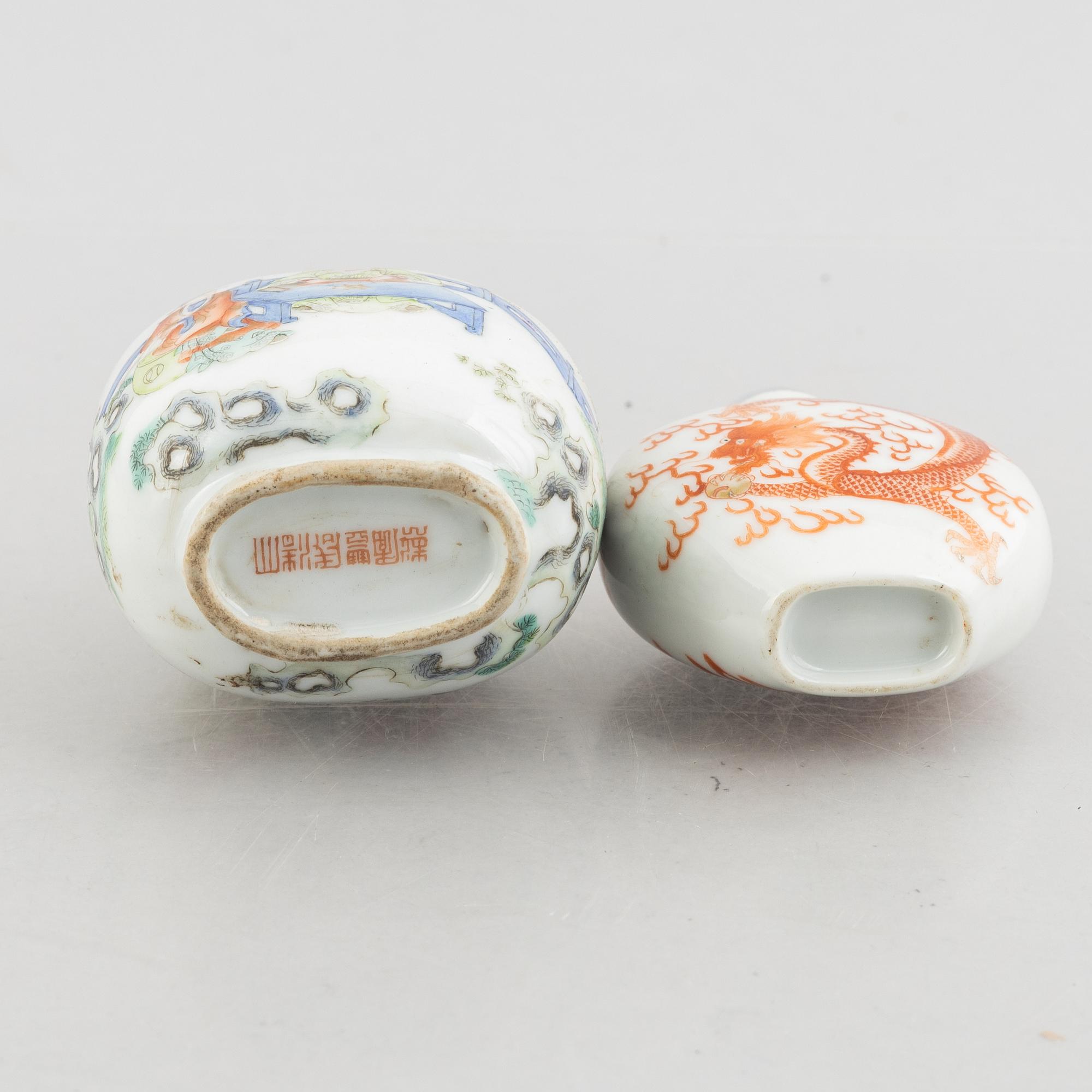 Snusflaskor, 2 st, porslin, Kina, sen Qingdynasti.