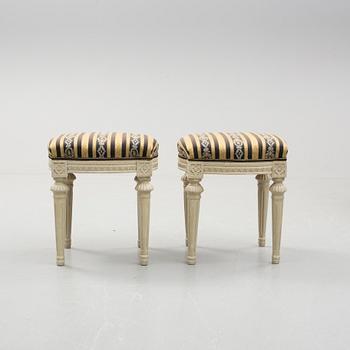 TABURETTER, ett par, gustaviansk stil, 1900-talets första hälft.
