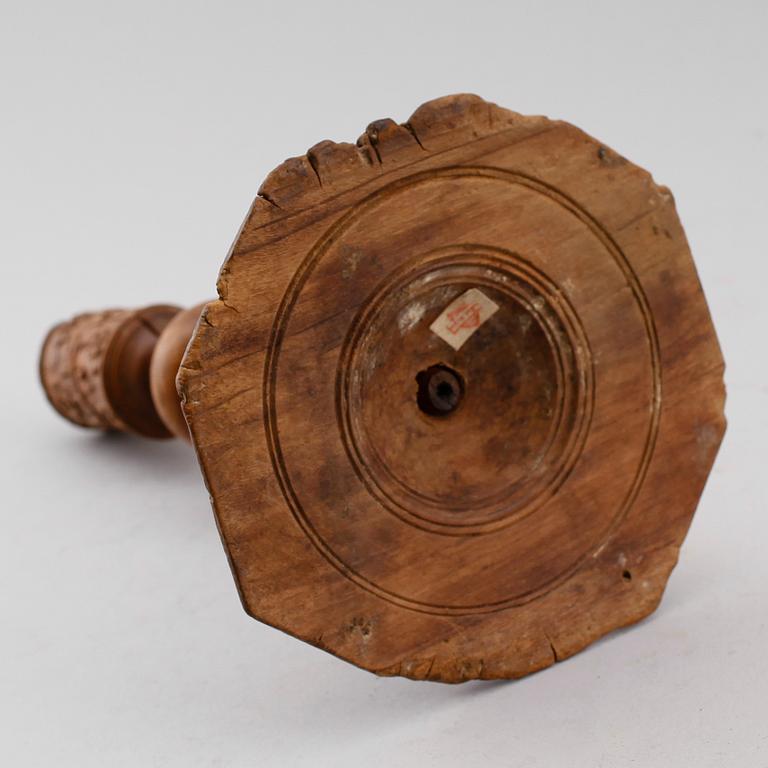 LJUSSTAKE, trä, 1700-tal.