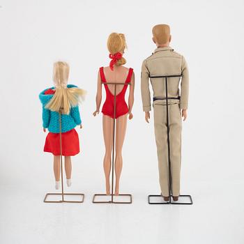 Barbie, dockor, 3 st, samt accessoarer och vinylgarderob, Mattel, 1960-tal.