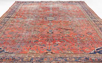 An antique/semi-antique Sarouk / Mahal carpet, c. 505 x 320 cm.
