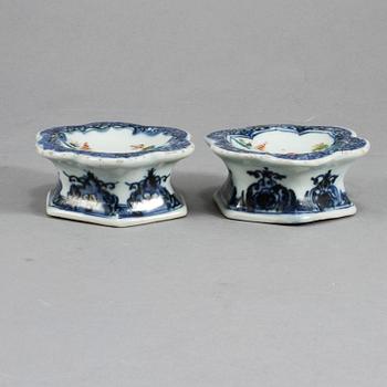 SALTKAR, ett par, porslin, Kina, 1700-tal.