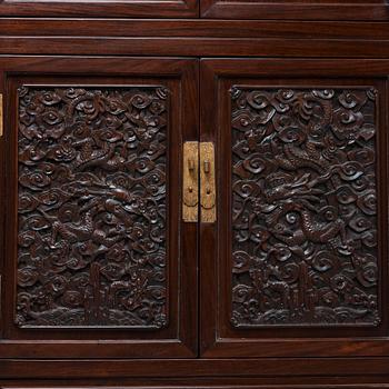 SKÅP, ett par, hardwood. Sen Qingdynasti (1644-1912).