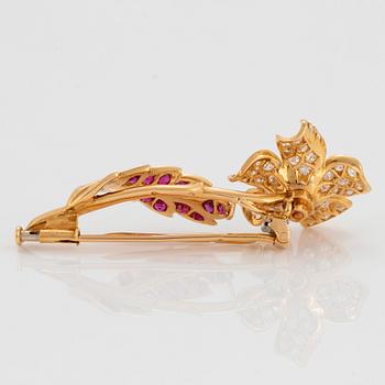 Blombrosch 18K guld med fasetterade rubiner och åttkantslipade diamanter.