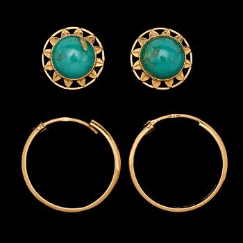 ÖRHÄNGEN, två par, 18k guld, ett par med cabochonslipade turkoser, 1900-tal. Tot vikt 5 g.