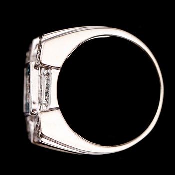 RING, 14 k vitguld, med blå och vita princesslipade diamanter ca 1.25 ct. Total vikt ca 14,4 gram.