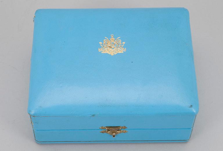 SAVUKERASIA, hopeaa. Persian Shaahin valtiovierailulahja.  Paino 275 g.
