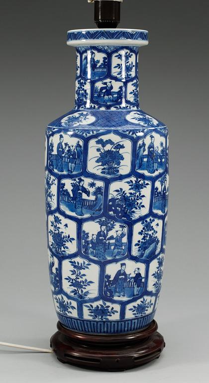 A blue and white rouleau vase, Qing dynasty (1644-1912).