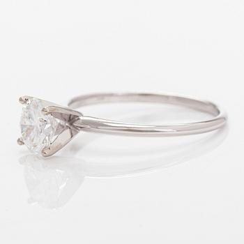 Ring, 14K vitguld, med briljantslipad diamant ca 1.02 ct. Med GIA certifikat.