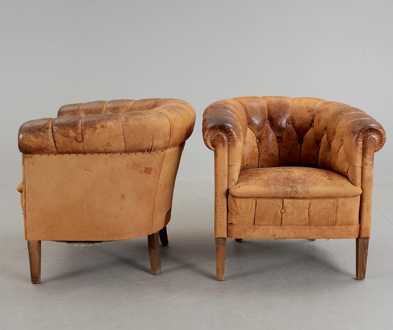 CLUBFÅTÖLJER, ett par, 1920-tal.