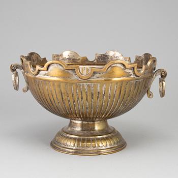 A brass champagne cooler or glass rinserm 18th/19th century.