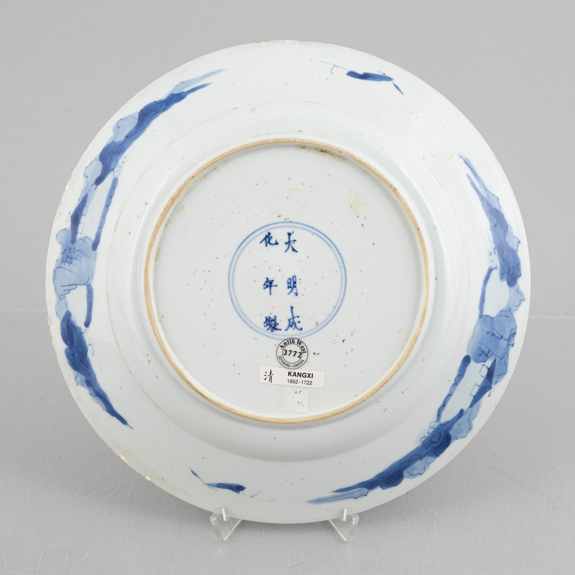 A blue and white dish, Qing dynasty, Kangxi (1662-1722).