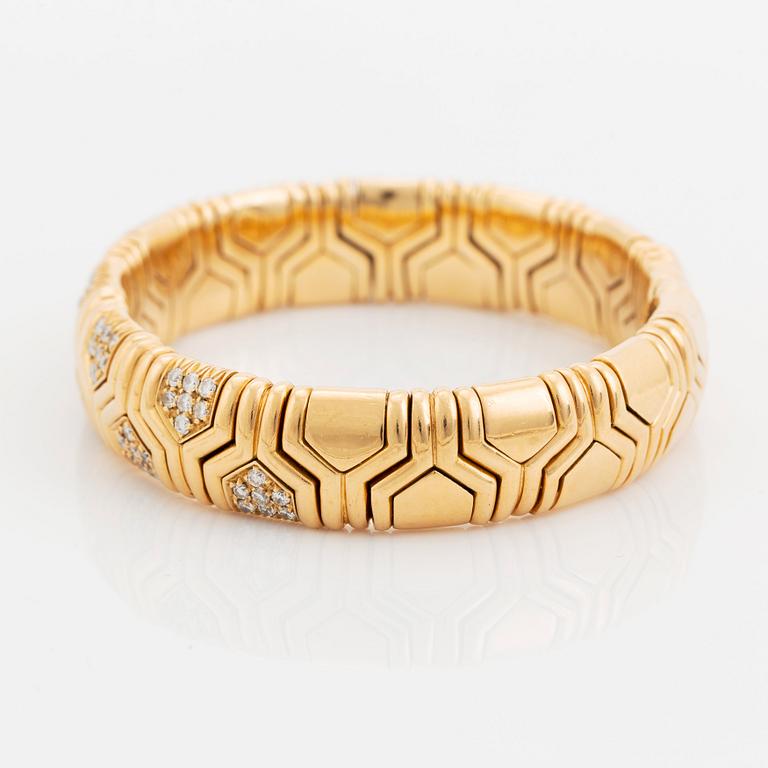 An 18K gold Bulgari bracelet set with round brilliant-cut diamonds.