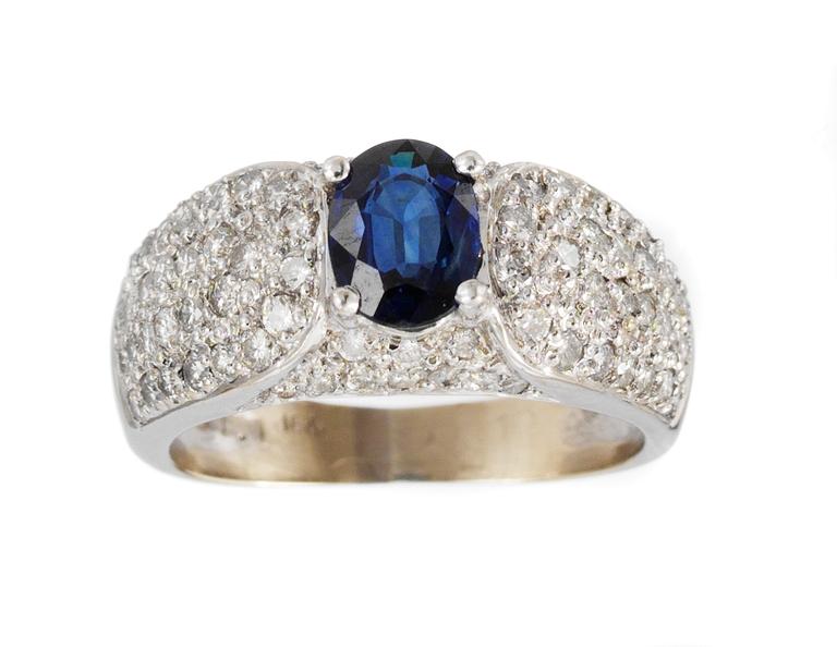 RING, blå safir och briljantslipade diamanter, tot. ca 1 ct..