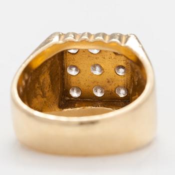 An 18K gold ring with diamonds ca. 1.53 ct in total.