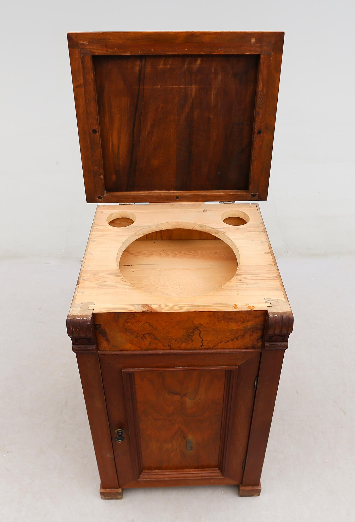 KOMMOD, omkring år 1900.