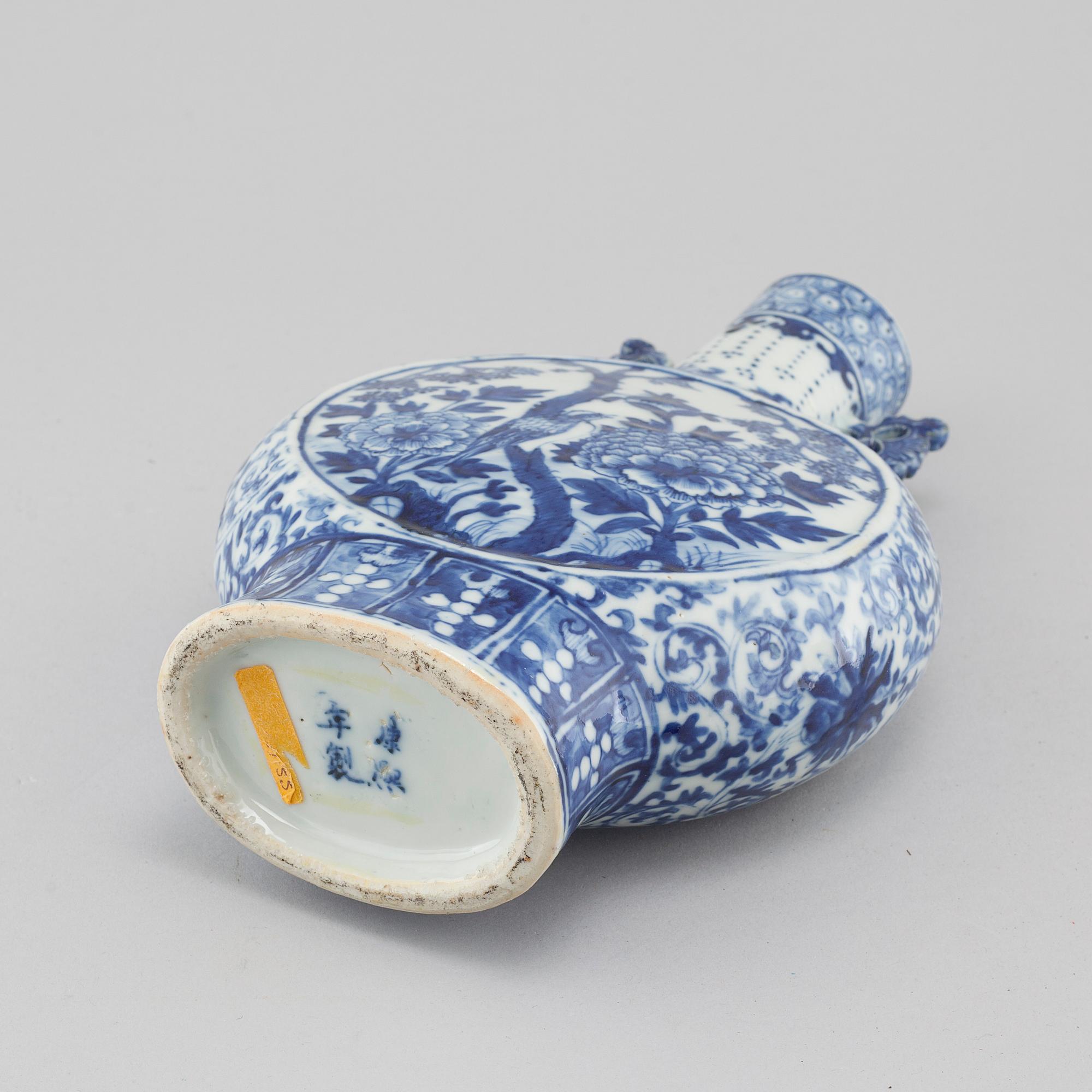 A porcelain moon flask from China, 19th century.