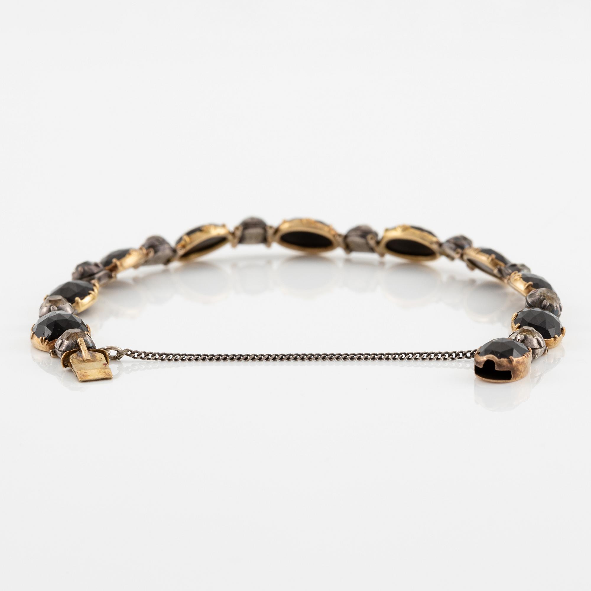 A necklace/bracelet combination 18K gold and silver set with onyx and rose-cut diamonds, 19th century.