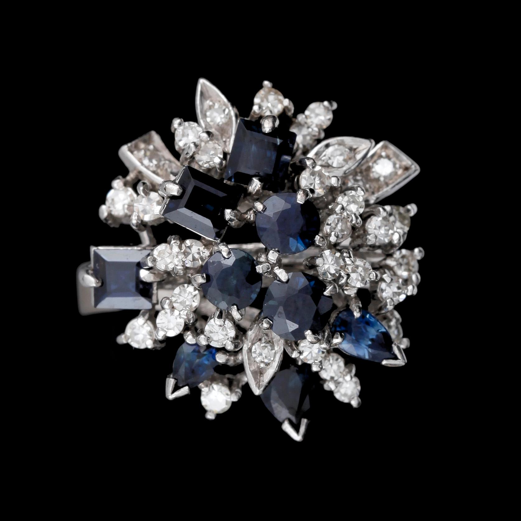 RING, 18k vitguld med olika slipade safirer och åttkantsslipade diamanter. Tot vikt 8,1g.