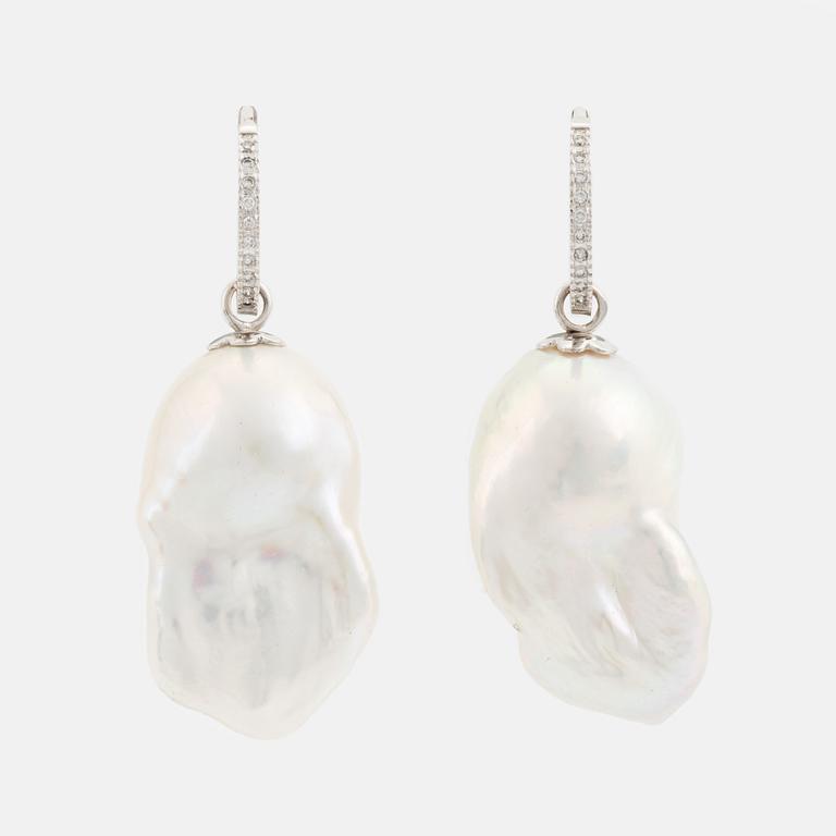 Örhängen med barocka sötvattenspärlor och briljantslipade diamanter.