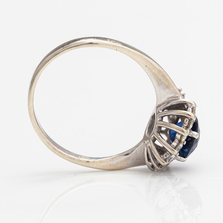 Sormus, 18K valkokultaa, safiiri n. 2.20 ct ja timantteja n. 0.70 ct yht. Suomalaiset tuontileimat 1991.