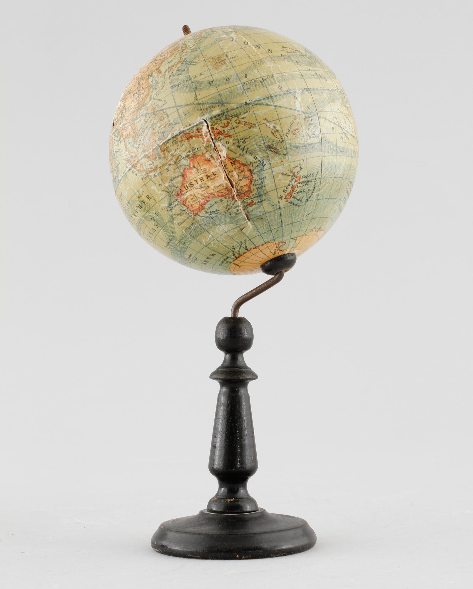 A compass and a globe, around the year 1900.