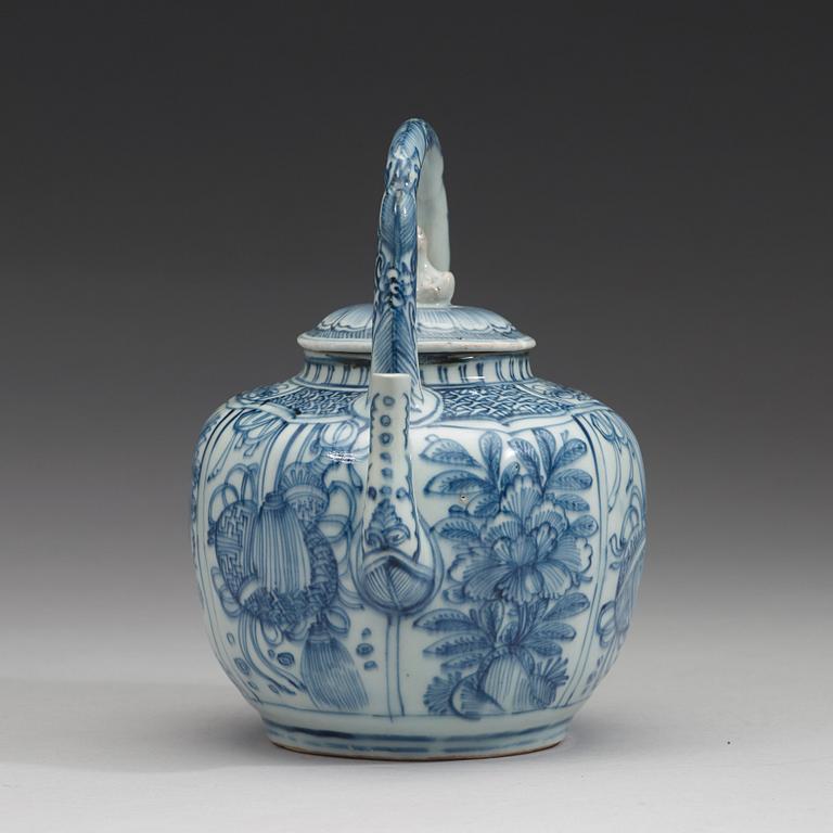 A blue and white porcelain teapot and cover, Ming dynasty (1368-1644).
