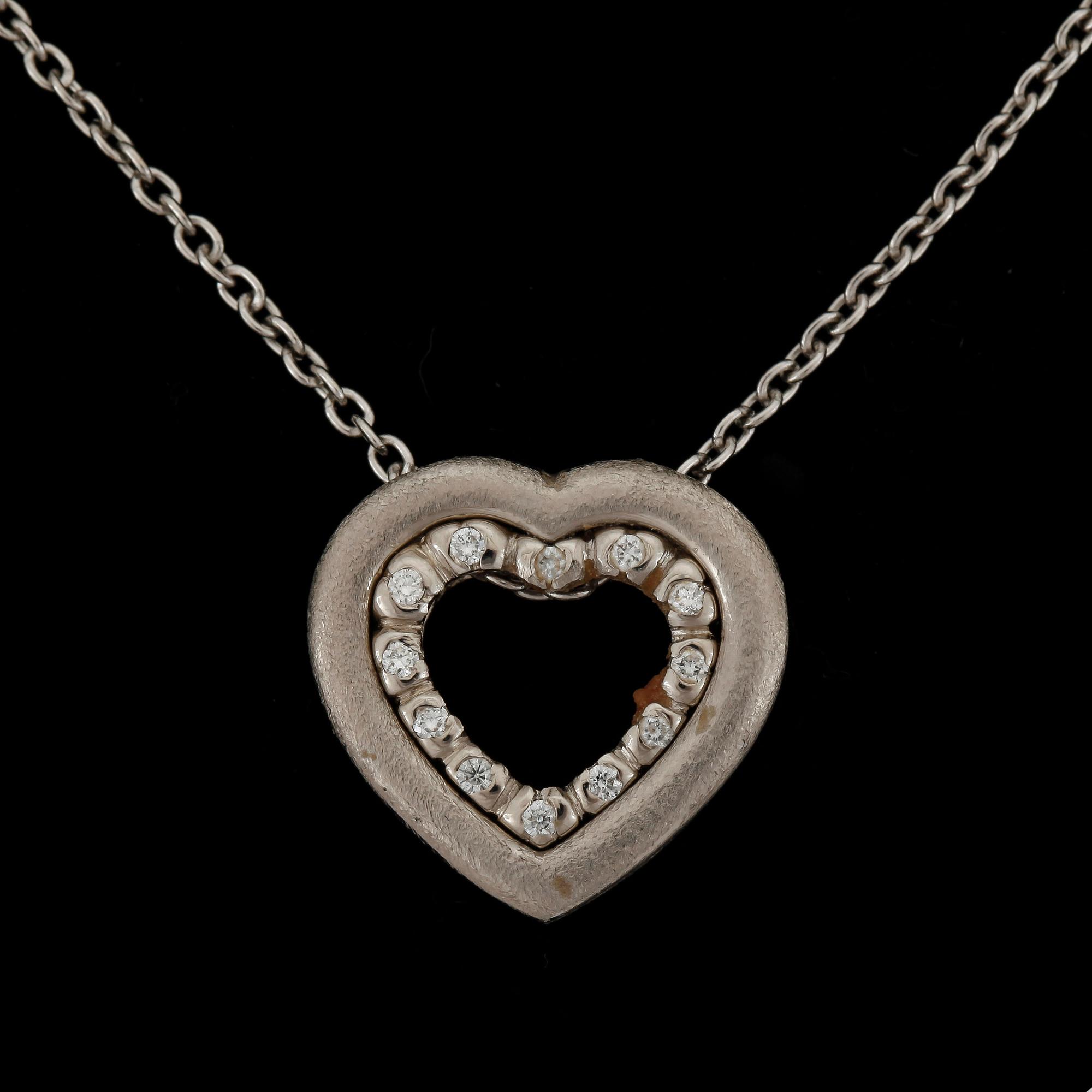 HÄNGE samt kedja, 18k vitguld med briljantslipade diamanter, enligt gravyr tot 0,12 ct. Total vikt ca 8,2 gram.