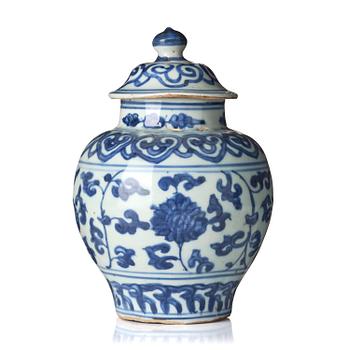 1095. A blue and white jar, Ming dynasty, Jiajing (1522-1566).