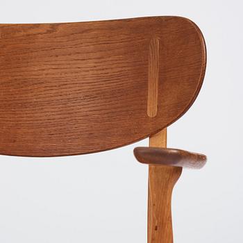 Hans J. Wegner, fåtöljer, ett par, modell "CH 22", Carl Hansen & Son, Odense, Danmark, 1900-talets mitt.