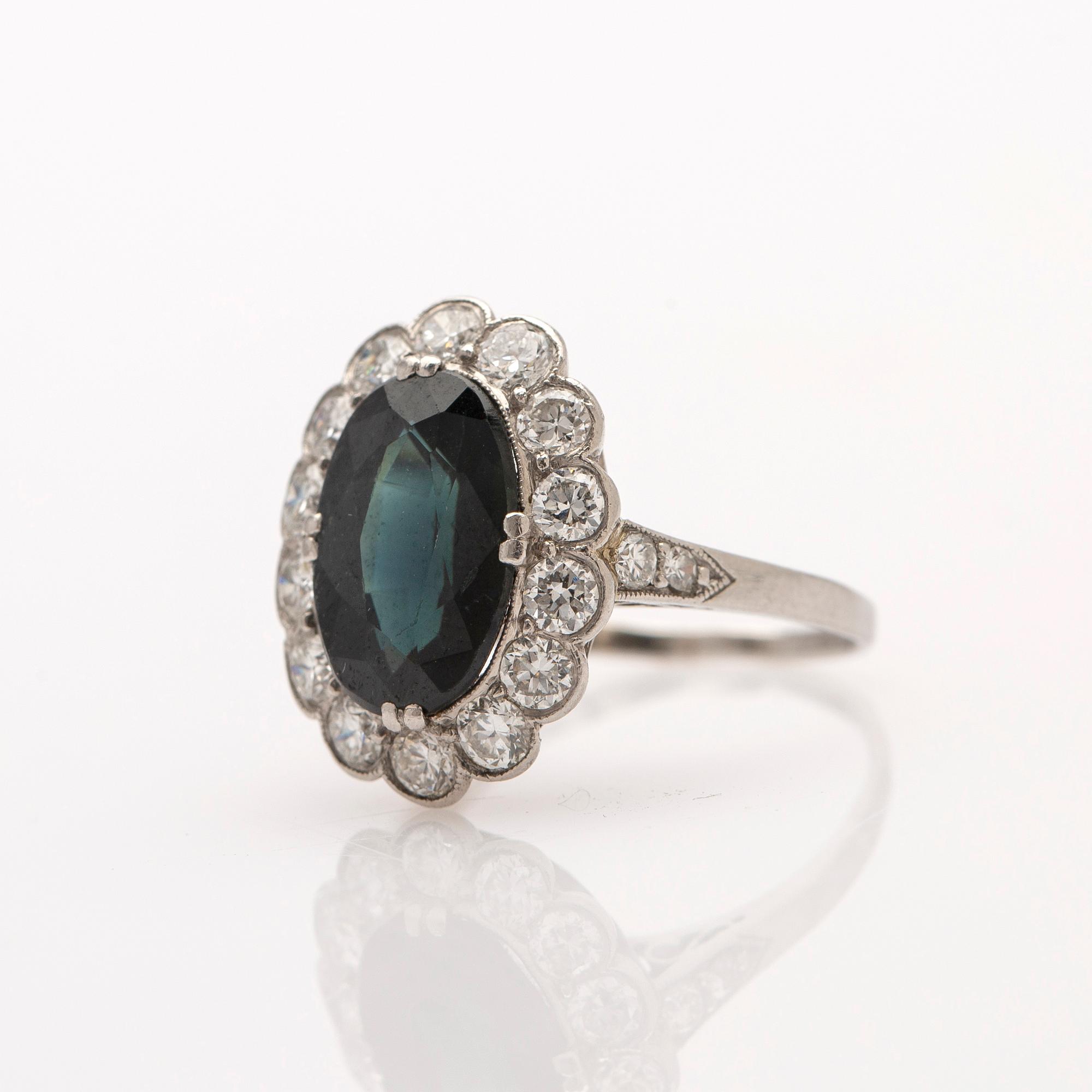 Ring, 18k vitguld, safir, diamanter.