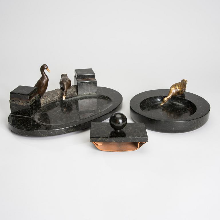 KIRJOITUSPÖYTÄ SETTI, 3 osaa, kiveä ja pronssia, 1900-luvun alku.