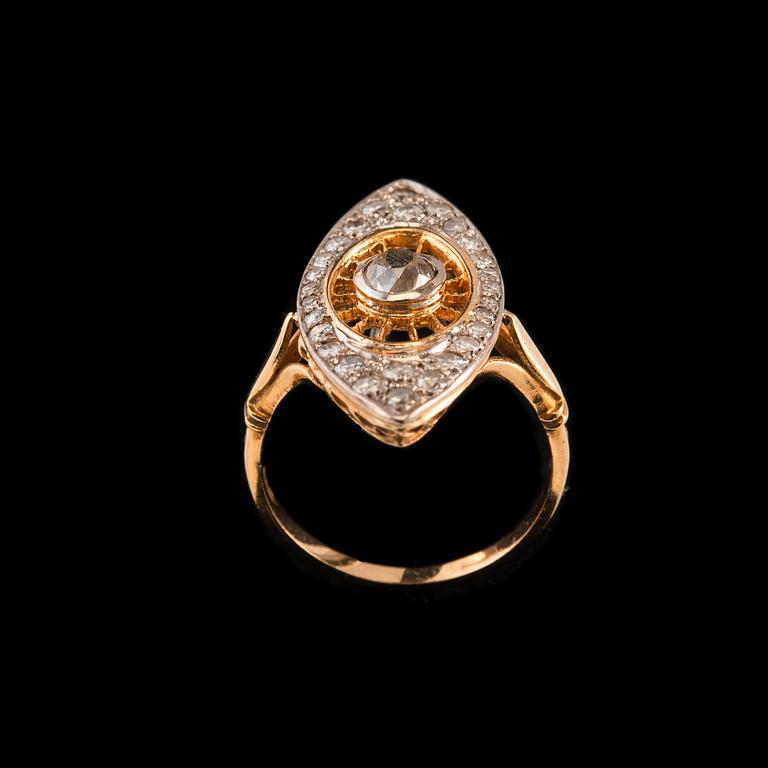 A RING, brilliant- and old cut diamonds c. 0.80 ct. 18K gold. Mid 1900 s. Size 17, weight 4,5 g.