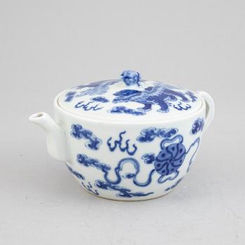 A Chinese blue and white porcelain teapot, late Qing dynasty, late 19th century.