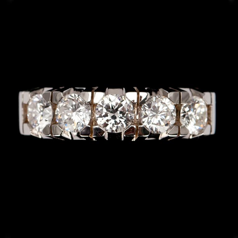 ALLIANSRING, vitguld 14K, 5 briljantslipade diamanter, tot. 1,24 ct. Vikt 4,7 g. Intyg 223.