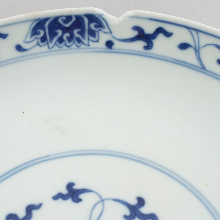 A Chinese blue and white lotus dish, late Qing dynasty / around 1900.
