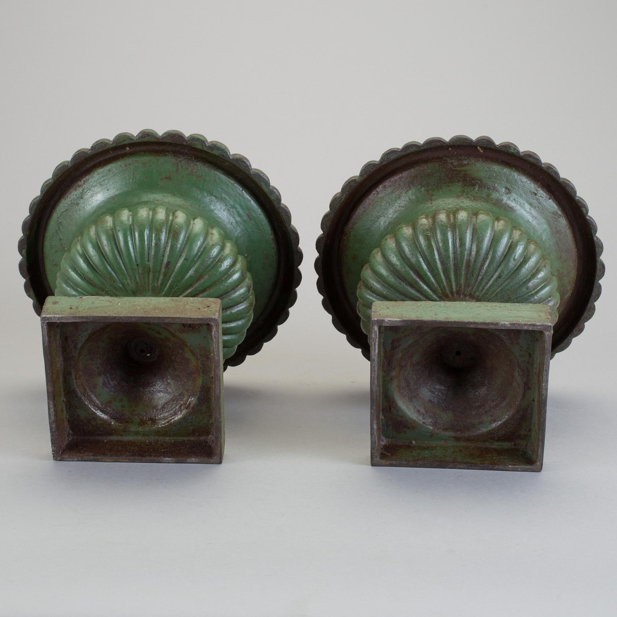 TRÄDGÅRDSURNOR, ett par, 1900-tal.