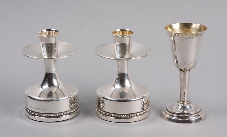 LJUSSTAKAR, ett par samt BÄGARE, silver. MGAB, Löfman, 1974 och Gabriel Thulin, Halmstad, 1822.